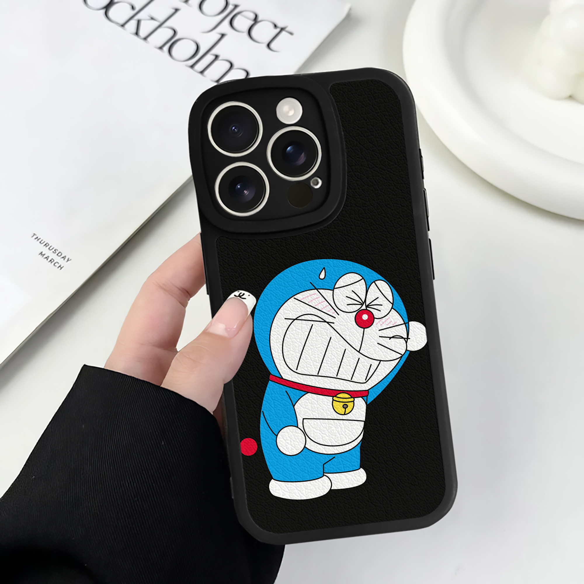 （画像用） ドラえもん Doraemon 【iPhone 16シリーズ対応】シリコンスマホケース（レザー調） 材質：シリコン